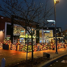 Magnifique-installation-des-lumires-de-Nol-pour-les-restaurants-Laval 2